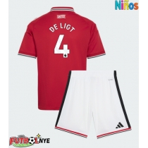 Camiseta Manchester United Matthijs de Ligt #4 Primera Equipación para niños 2026-27 manga corta (+ pantalones cortos)